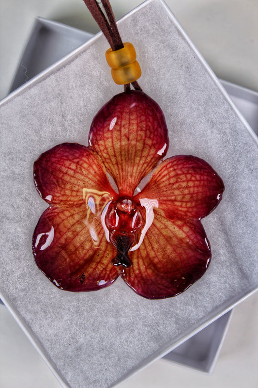 The Unique Charm of Jewelry Made from Real Flowers